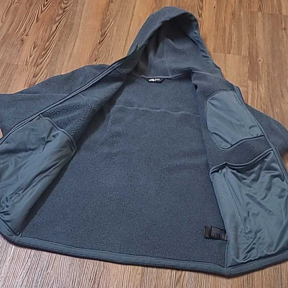 The North Face Gray Hooded Jacket used good condition zise L for‎ men.